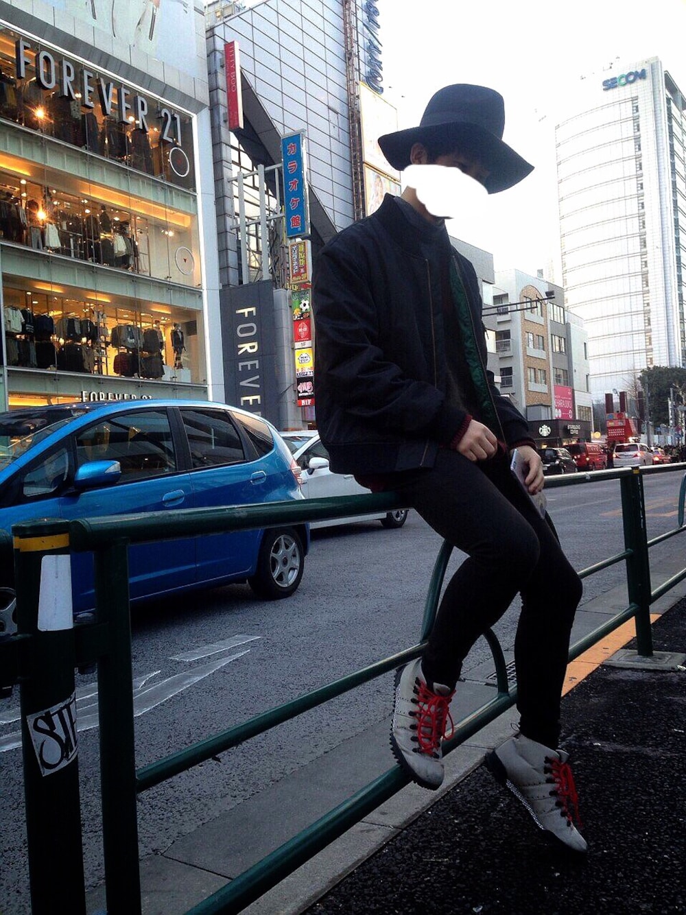 「2014年、ラストWEAR、LAD MUSICIAN、黒スキニー、モード、ツバ広ハット、MA-1、ハイテクスニーカー」｜「603のアイテム（その他アウター、ブラック系）」を使った、JUNYA さん（メンズ・168cm）の冬コーディネートの1枚目の写真