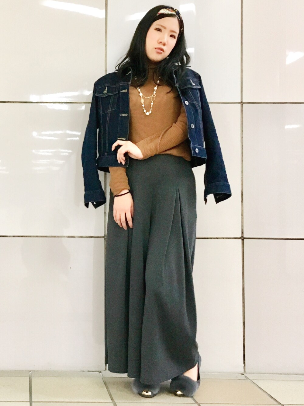 ブルー系のその他アウター、ベージュ系のトップス、グレー系のパンツを着用したレディースの秋コーディネートの1枚目の写真