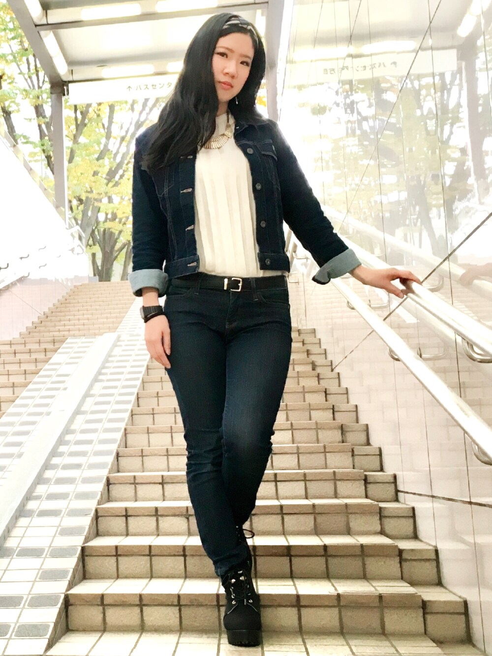 ブルー系のその他アウター、ホワイト系のシャツ/ブラウス、ブルー系のデニムパンツを着用したレディースの秋コーディネートの1枚目の写真