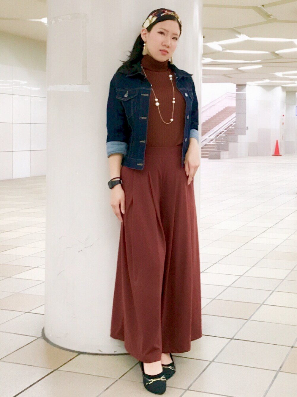 ブルー系のその他アウター、ブラウン系のニット/セーター、ブラウン系のパンツを着用したレディースの秋コーディネートの1枚目の写真