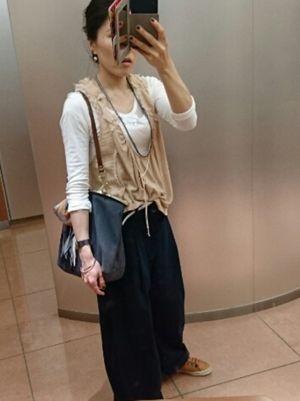 「オトナカジュアル、パンツスタイル、ワイドパンツ、コーデュロイ、ネイビー×ホワイト、重ね着、旅行コーデ」｜「NICHOLSONのアイテム（その他パンツ、ブルー系）」を使った、HANZOWさん（レディース・158cm）の秋コーディネートの1枚目の写真
