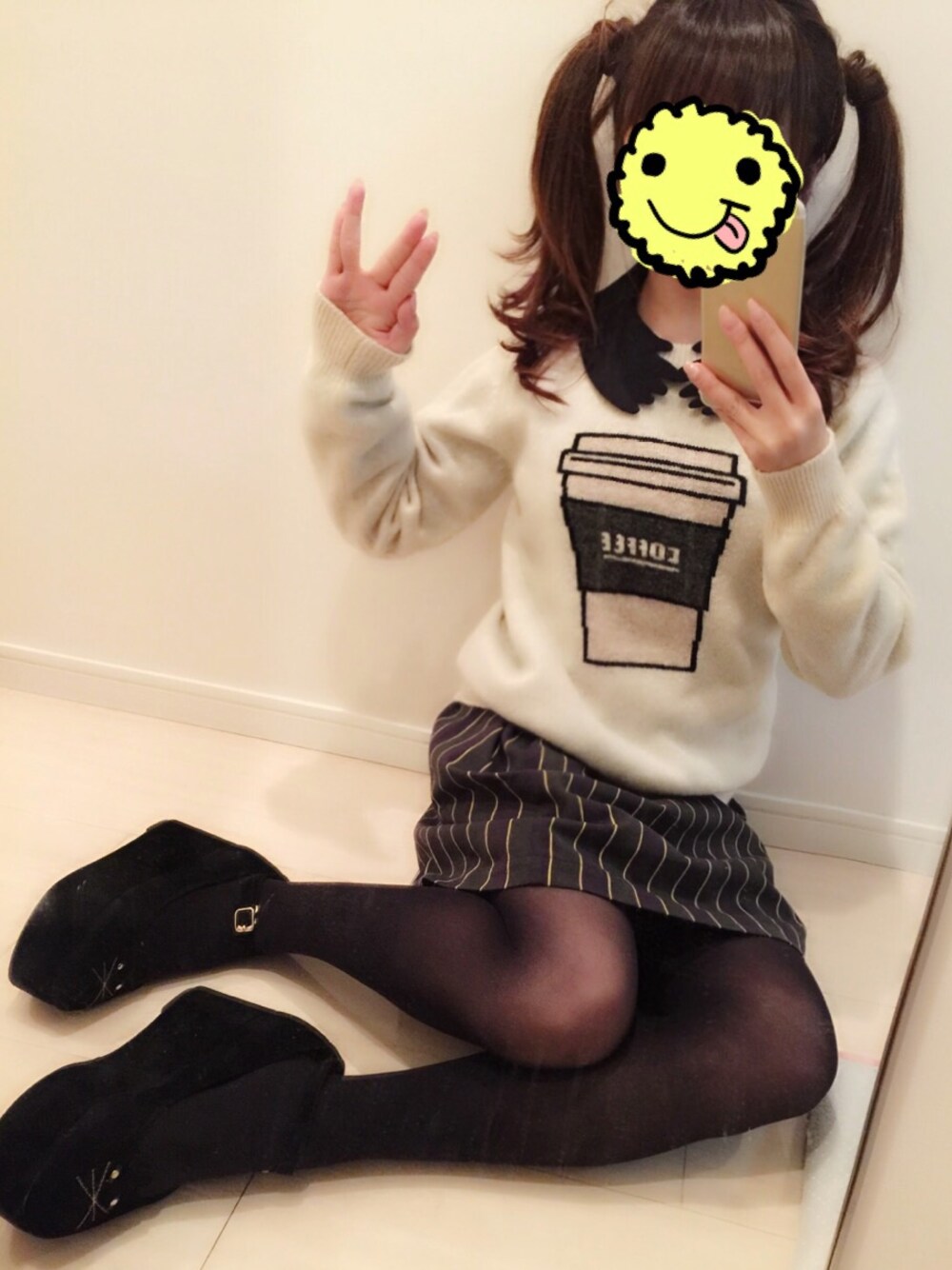 ブラック系のシャツ/ブラウス、ホワイト系のニット/セーター、グリーン系のスカートを着用したレディースの冬コーディネートの1枚目の写真