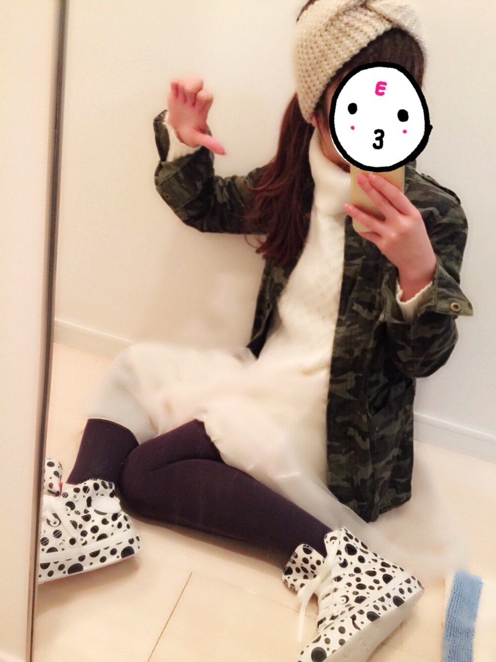 グリーン系のジャケット/アウター、ホワイト系のニット/セーター、ホワイト系のスニーカーを着用したレディースの冬コーディネートの1枚目の写真