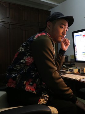 「ZARA（ザラ）のアイテム（スタジャン、グリーン系）」を使った、Pavel Kuoさん（メンズ・178cm）の春コーディネート