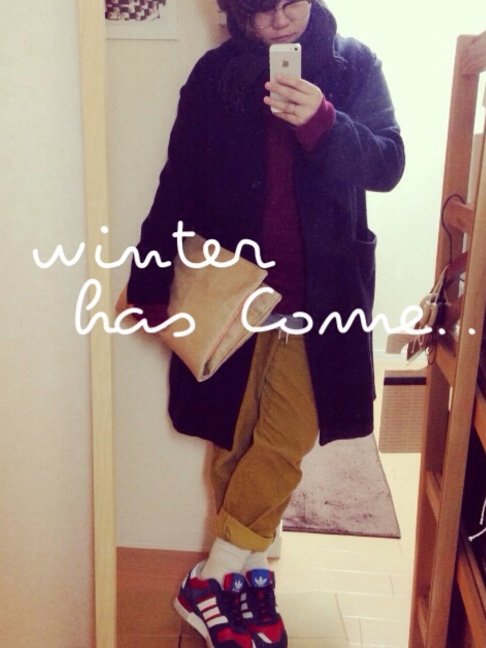 「イエロー、adidas、クラッチバック」｜「TALKING ABOUT THE ABSTRACTIONの【MATATABI】Paper Clutch Bag▲（クラッチバッグ）」を使った、まめさん（レディース・155cm）の秋コーディネートの1枚目の写真