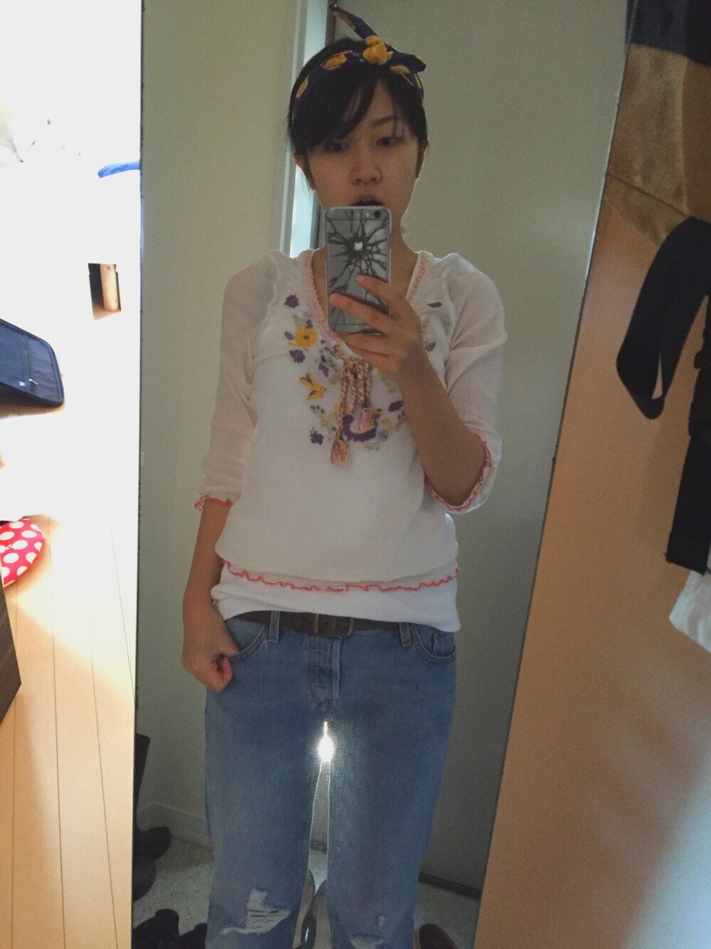 ホワイト系のシャツ/ブラウス、ブルー系のデニムパンツ、ホワイト系のタンクトップを着用したレディースの春コーディネートの1枚目の写真