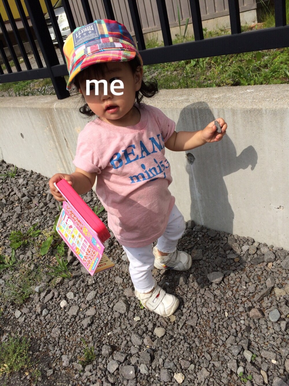 ピンク系のTシャツ/カットソー、その他のキャップ、ホワイト系のレギンス/スパッツを着用したキッズの夏コーディネートの1枚目の写真