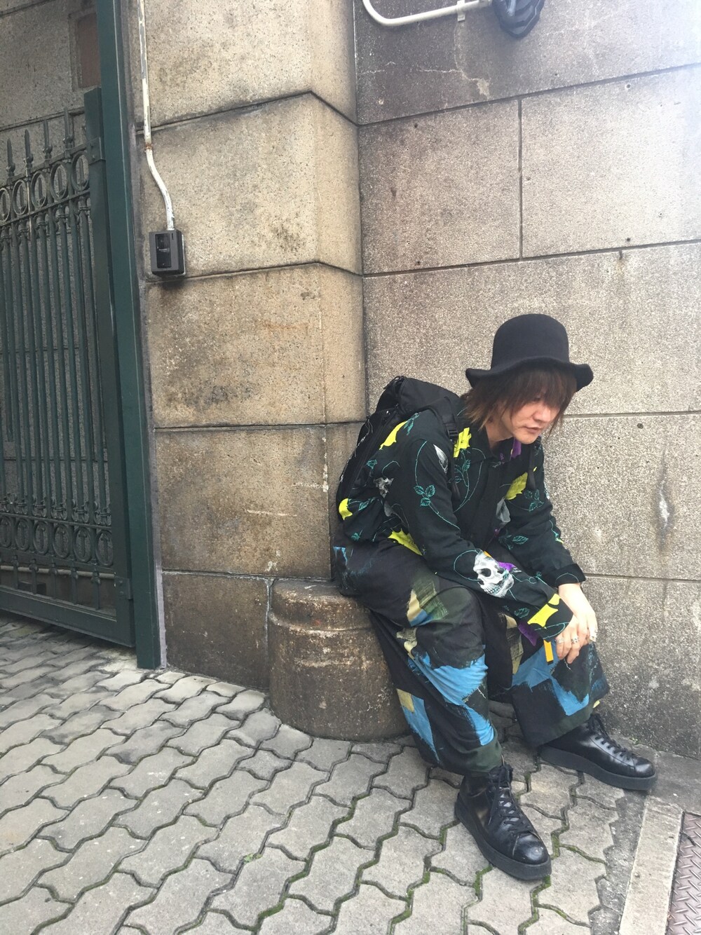 「総柄トップス、ヨウジヤマモト、秋のコーデ、2016AW、タックイン、ワイドパンツ」｜「Yohji Yamamotoのアイテム（シャツ/ブラウス、ブラック系）」を使った、寺田イス銀河さん（メンズ・178cm）の秋コーディネートの1枚目の写真