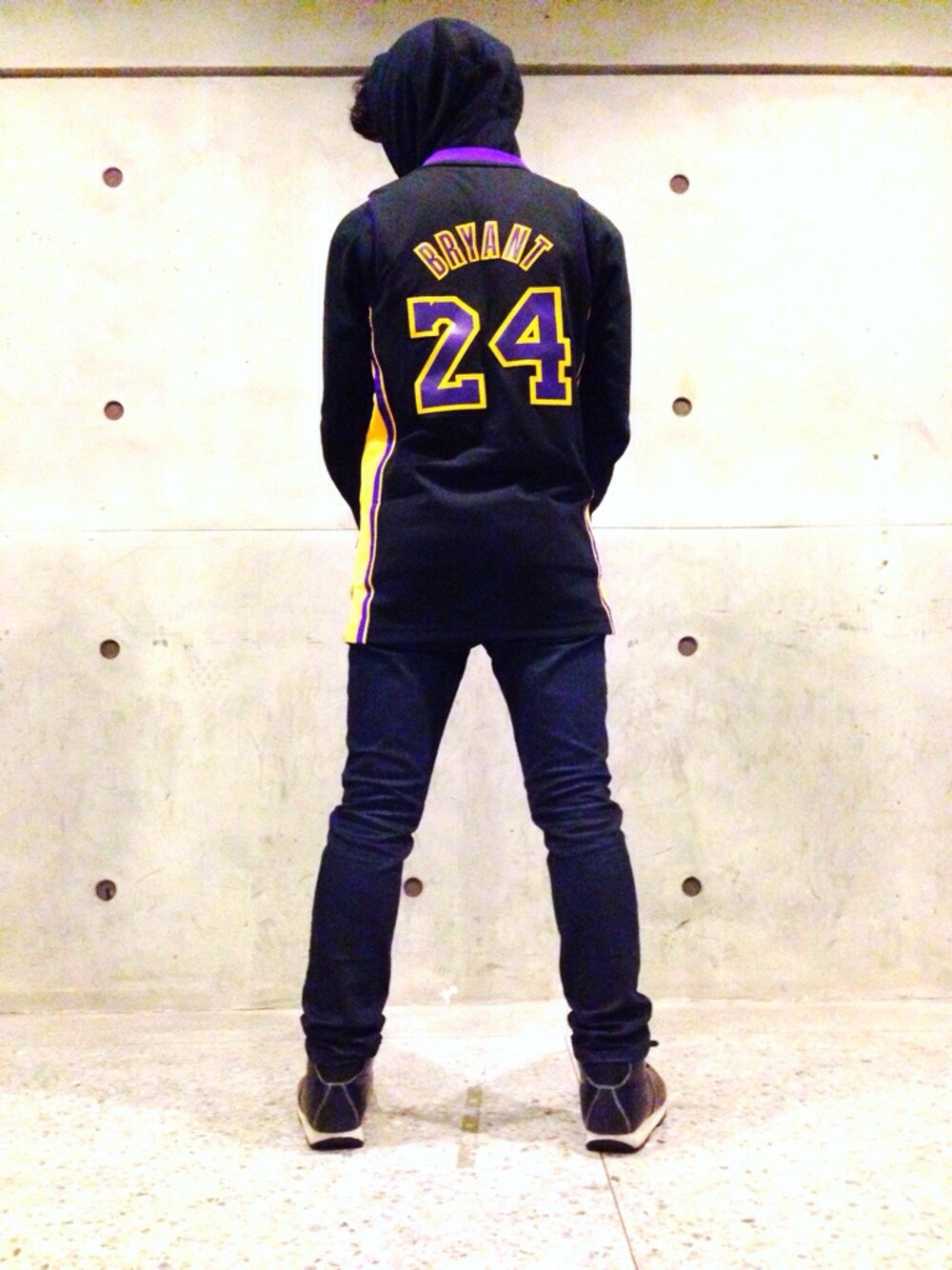 「black、NIKE、UNIQLO、adidas、hoodie、jersey、NIKE AIR、Kobe」｜「adidasのLos Angeles Lakers Kobe Bryant Hollywood Nights Swingman Jersey（タンクトップ、その他）」を使った、陳詠敬さん（メンズ・165cm）の春コーディネートの1枚目の写真