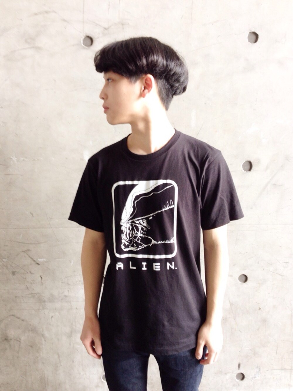 「black、UNIQLO、T-SHIRT、ALIEN」｜「UNIQLOのUNIQLO American Movie-ALIEN（Tシャツ/カットソー、ブラック系）」を使った、陳詠敬さん（メンズ・165cm）の春コーディネートの1枚目の写真