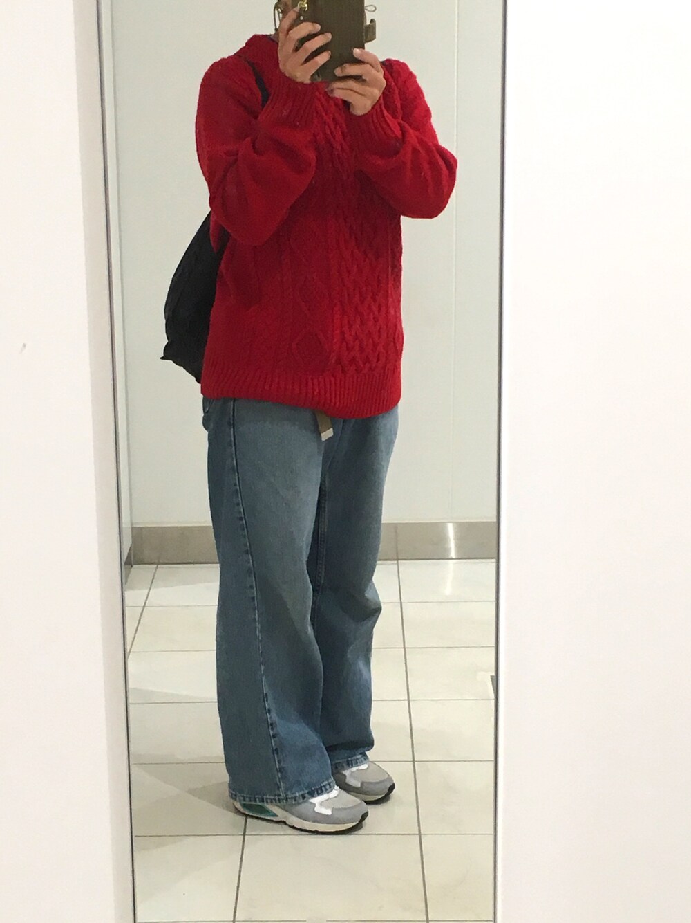 「スニーカー、デニムパンツ、シンプルコーデ」｜「GUのアイテム（ニット/セーター、レッド系）」を使った、あめちゃんさん（レディース・156cm）の秋コーディネートの1枚目の写真