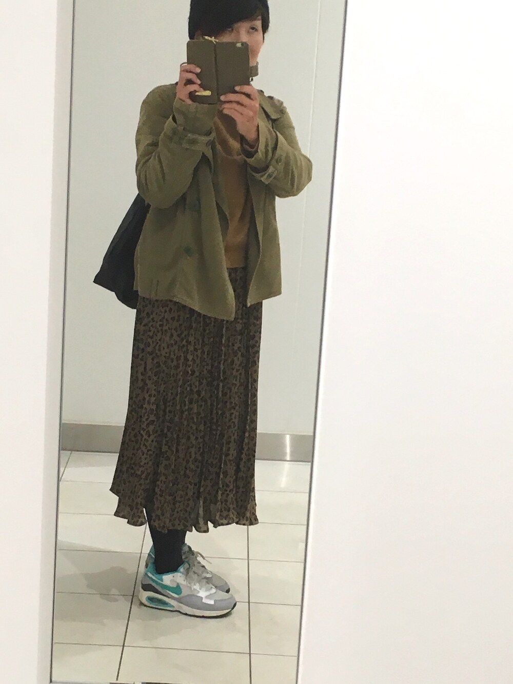 「レオパード、AIR MAX、ニット帽」｜「JEANASISのニットボウ/510121（ニットキャップ/ビーニー、ブラック系）」を使った、あめちゃんさん（レディース・156cm）の冬コーディネートの1枚目の写真