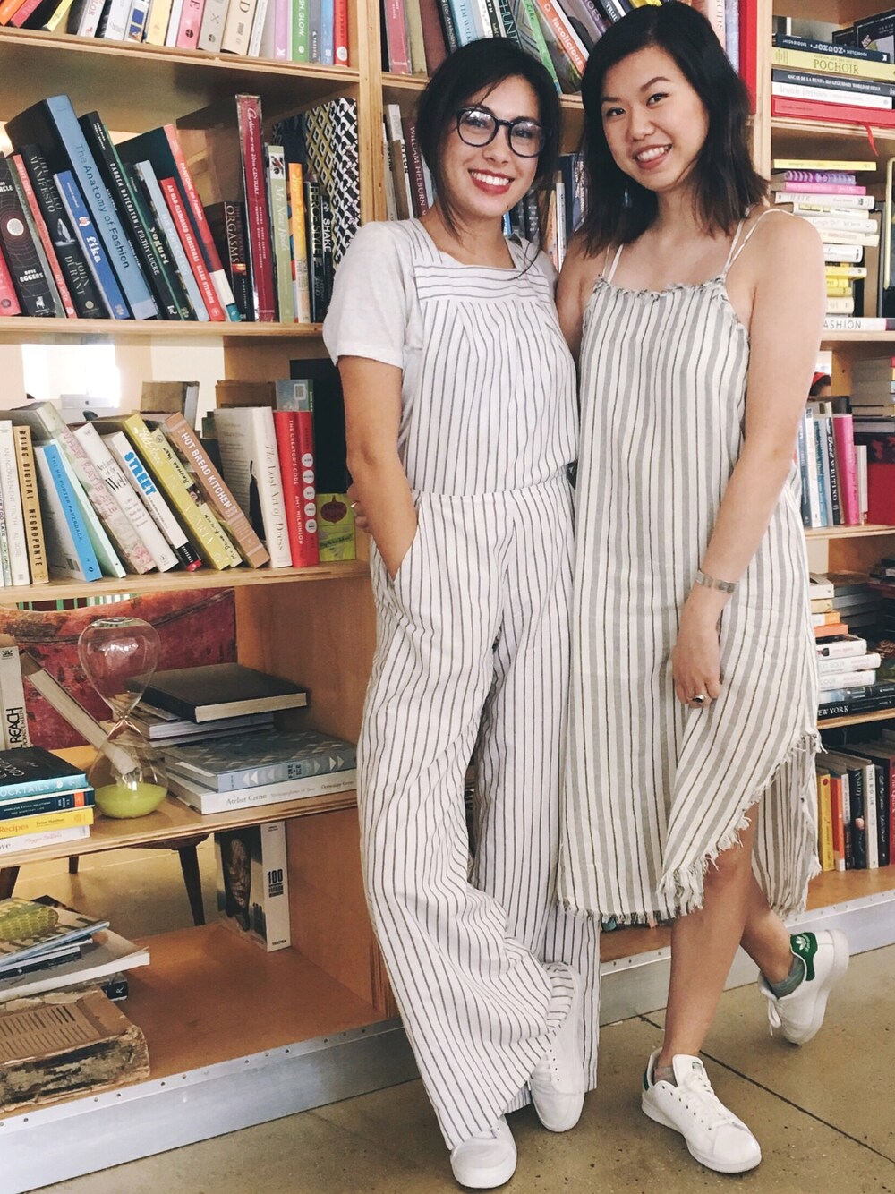 「ootd、stripes、casual、sneakers、streetstyle」｜「Curriculumのアイテム（アンサンブル、ホワイト系）」を使った、Ray Loweさん（レディース・165cm）の夏コーディネートの1枚目の写真