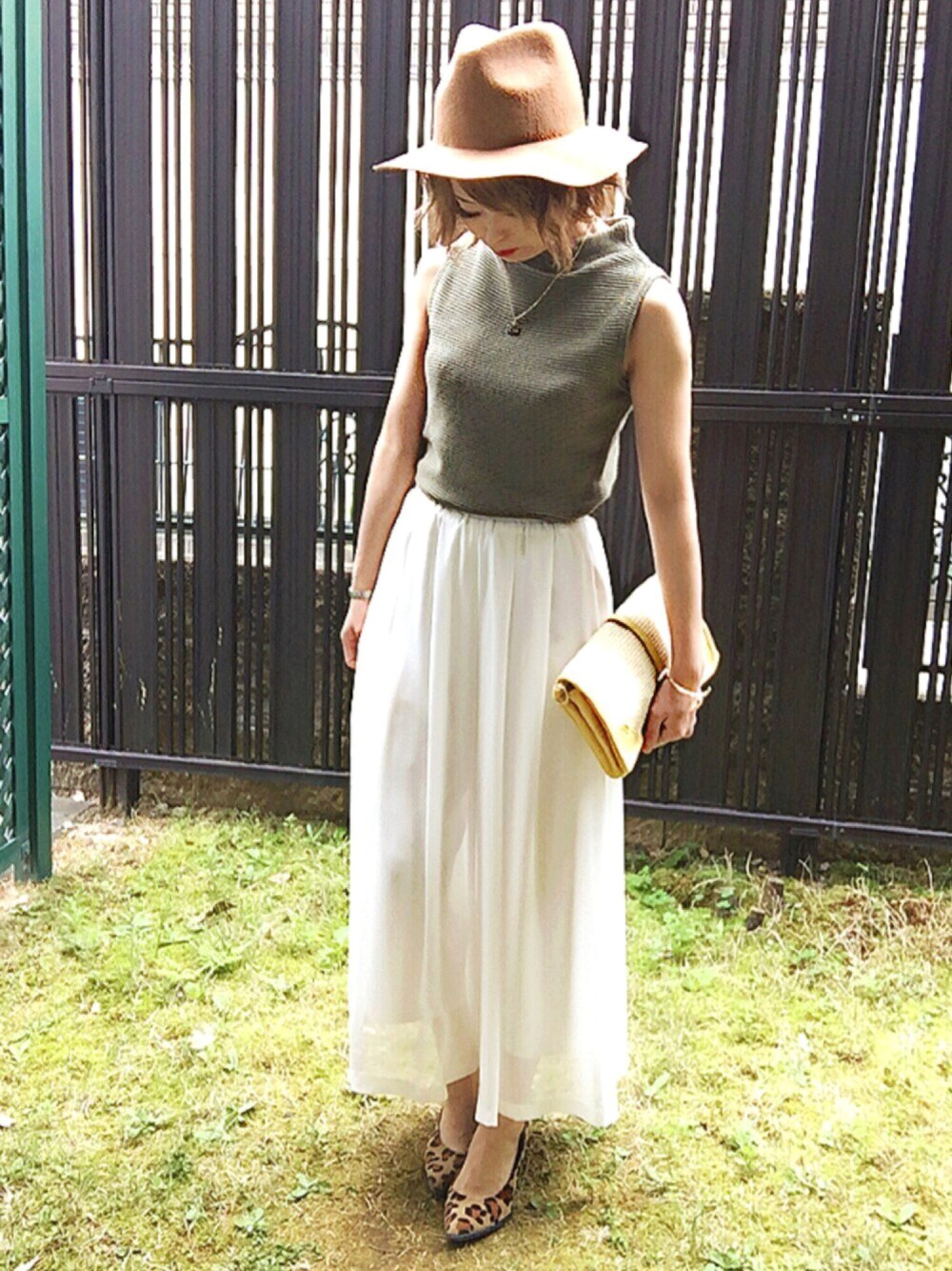 グリーン系のその他トップス、その他のパンプス、ホワイト系のその他パンツを着用したレディースの春コーディネートの1枚目の写真