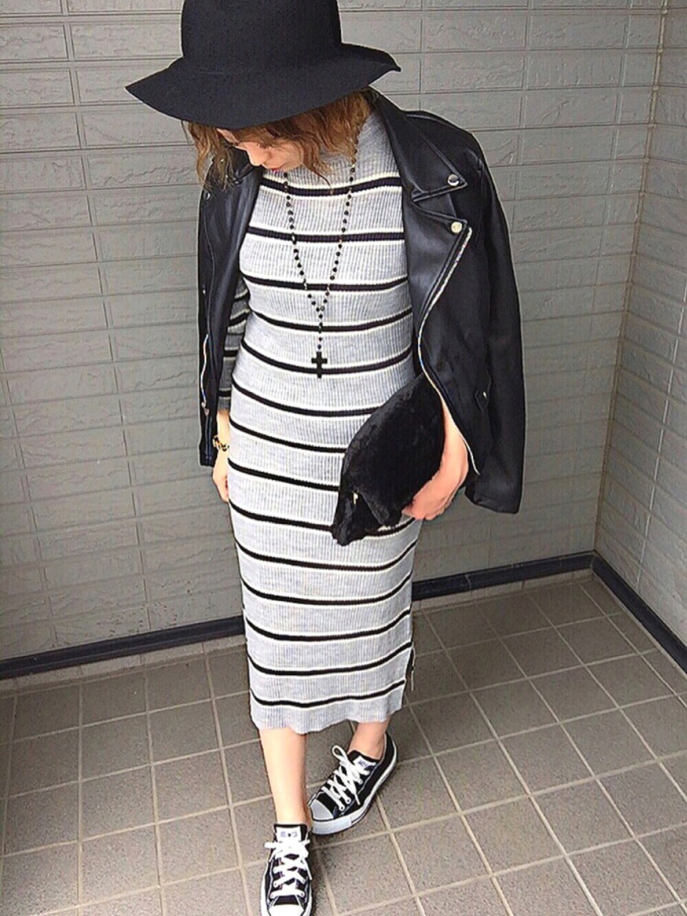 その他のライダースジャケット、ブラック系のライダースジャケット、ブラック系のクラッチバッグを着用したレディースの秋コーディネートの1枚目の写真