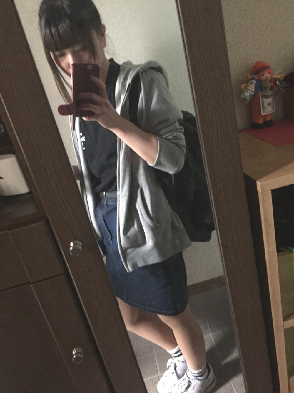 ブラック系のTシャツ/カットソー、その他のデニムスカート、ブラック系のバックパック/リュックを着用したレディースの春コーディネートの1枚目の写真