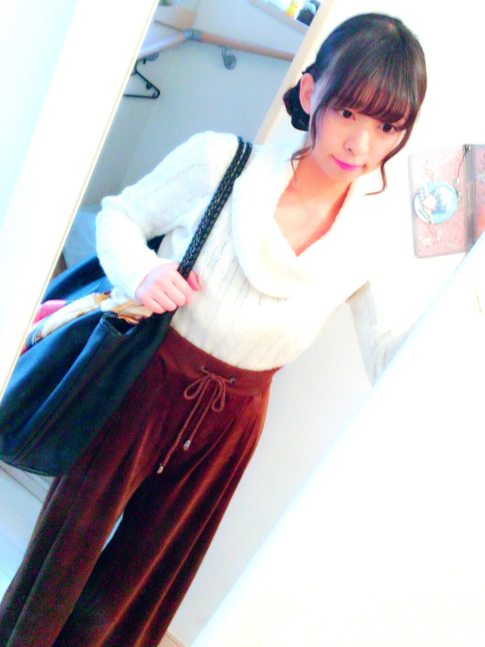 ホワイト系のワンピース、ブラウン系のその他パンツ、ブラック系のハンドバッグを着用したレディースの秋コーディネートの1枚目の写真