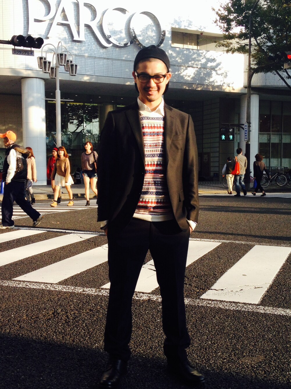 ニット/セーター、その他シューズを着用したメンズの秋コーディネートの1枚目の写真