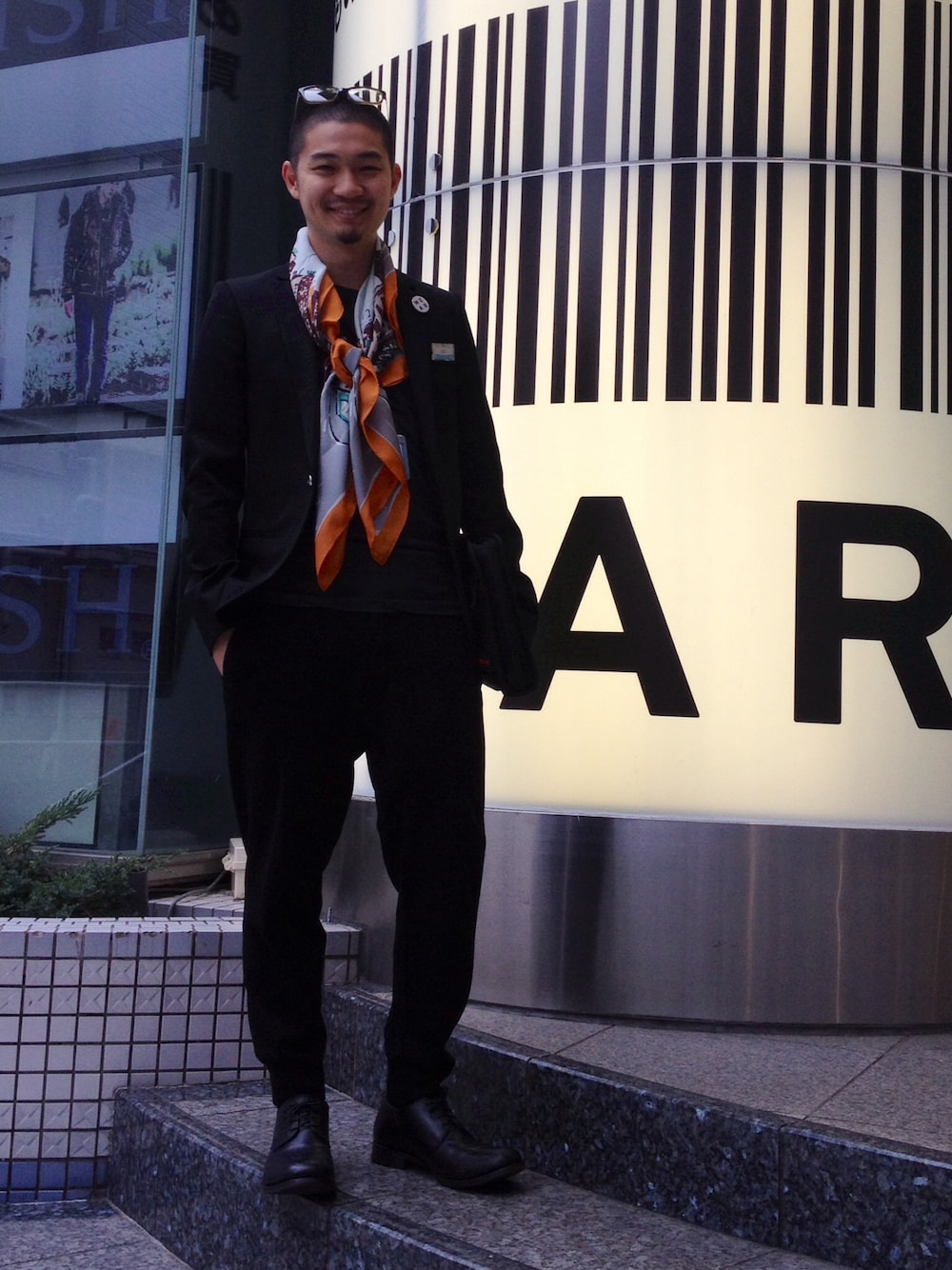 クラッチバッグ、その他シューズ、ブラウン系のサングラスを着用したメンズの秋コーディネートの1枚目の写真