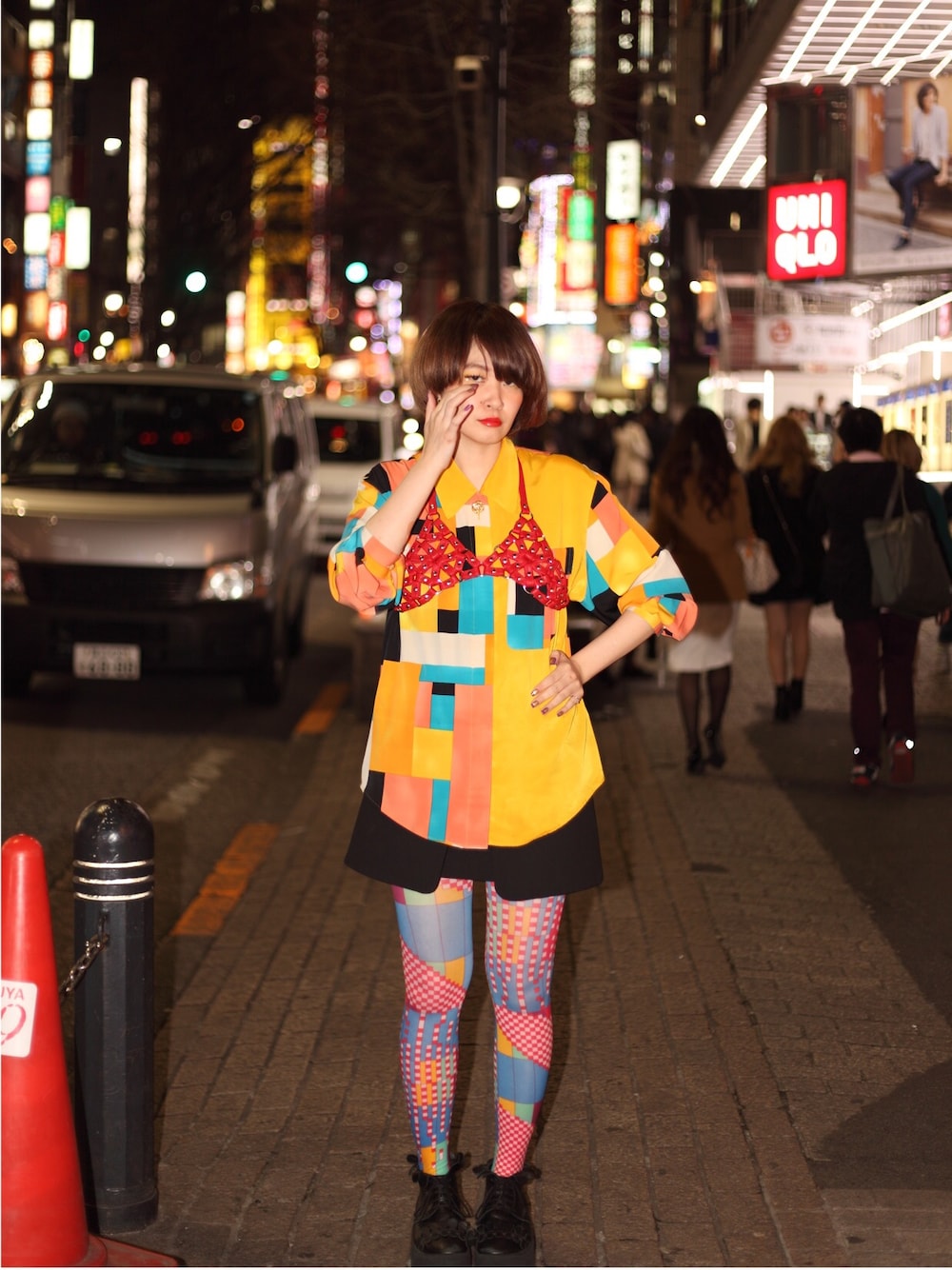 レッド系のその他トップス、ブルー系のタイツ/ストッキングを着用したレディースの春コーディネートの1枚目の写真