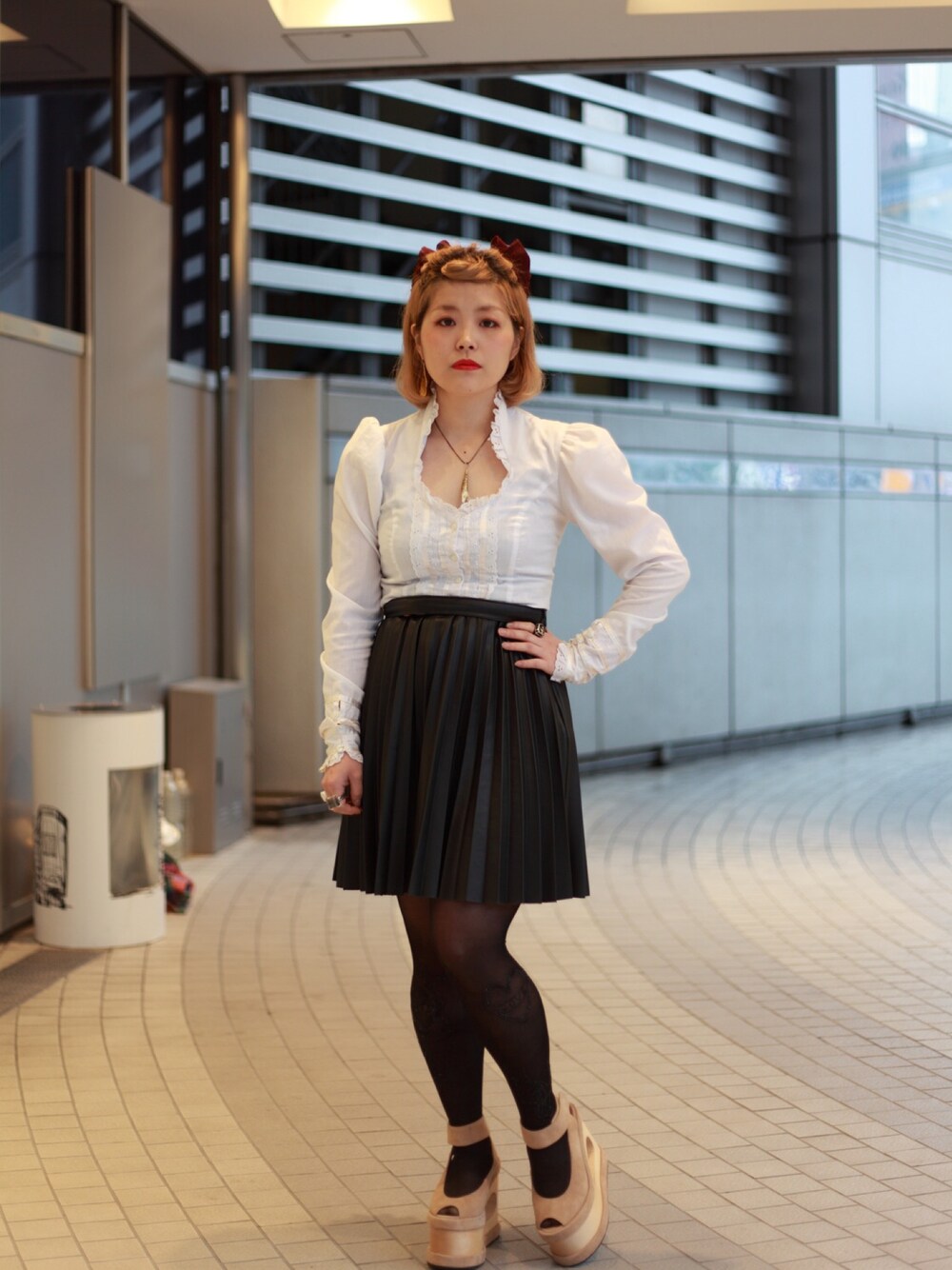 ブラック系のタイツ/ストッキングを着用したレディースの春コーディネートの1枚目の写真