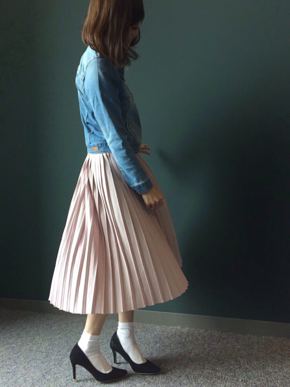 「Gジャン、プリーツスカート、ニットスカート、ソックス×パンプス、白靴下、パステルニット、ホワイトソックス」｜「RANDAの【2015S/S新作★送料無料】ポインテッドトゥプレーンパンプス/ES4166/G（その他、グレー系）」を使った、kinoさん（レディース・156cm）の春コーディネートの1枚目の写真