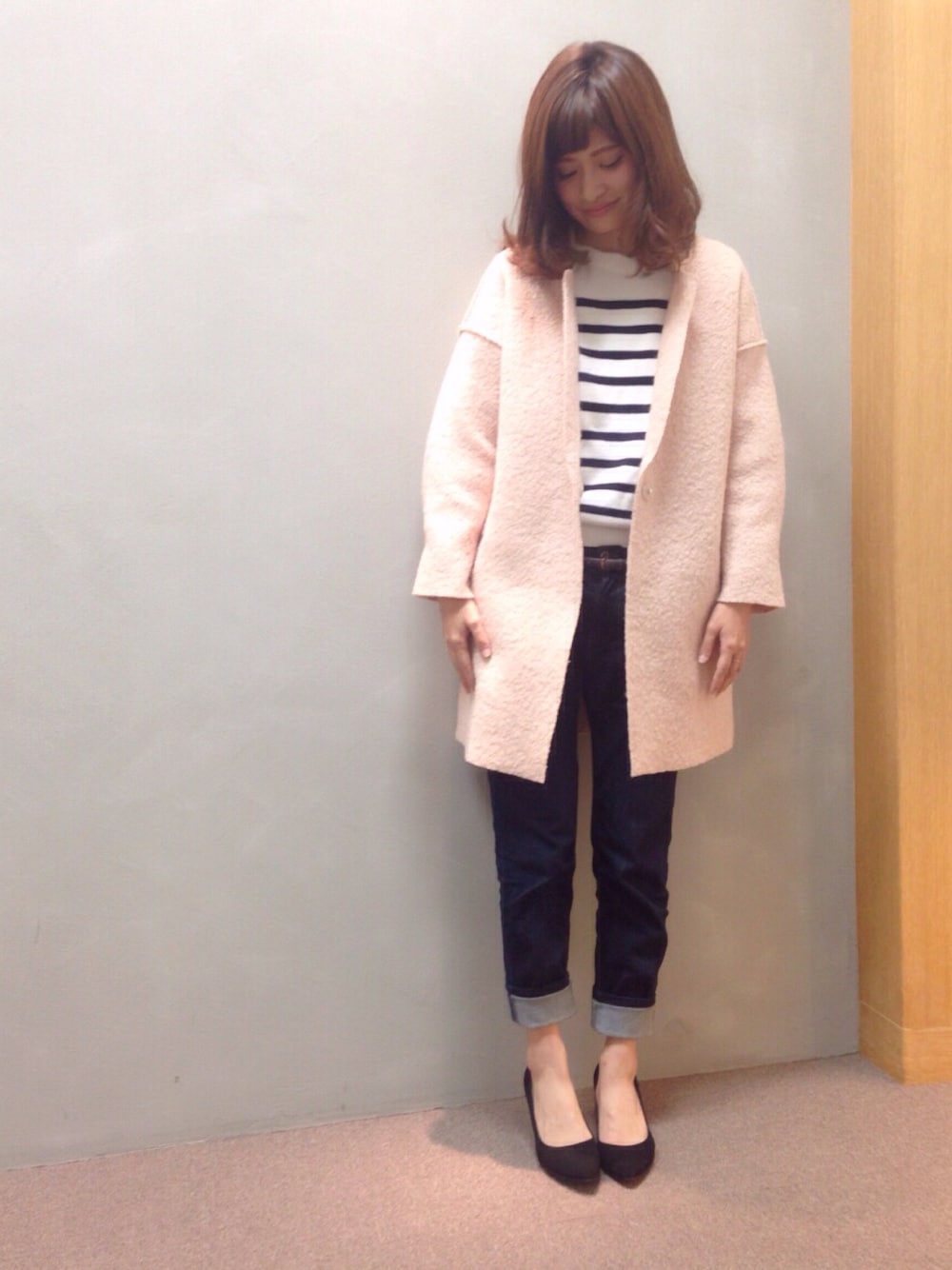 ブラック系のパンプス、ピンク系のテーラードジャケット、ホワイト系のピアス（両耳用）を着用したレディースの秋コーディネートの1枚目の写真