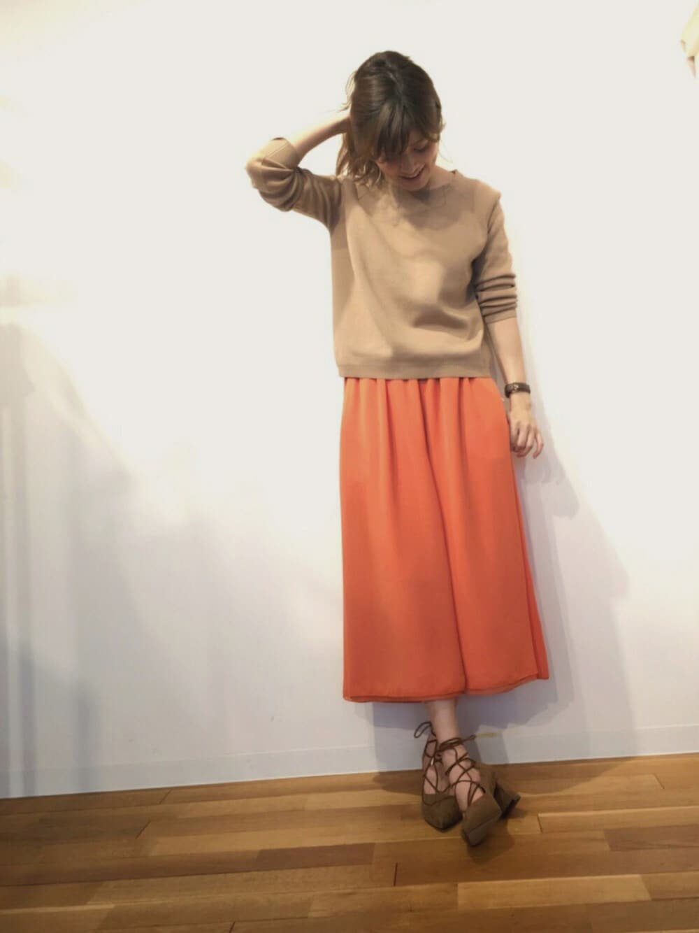 ブラウン系のニット/セーター、オレンジ系のその他パンツ、ブラウン系のパンプスを着用したレディースの冬コーディネートの1枚目の写真