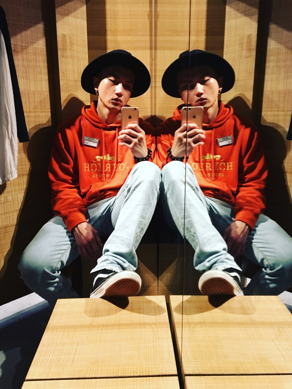 「streetstyle、orange、JOYRICH」｜「JOYRICHのアイテム（パーカー、オレンジ系）」を使った、張龍瑋さん（メンズ・177cm）の秋コーディネートの1枚目の写真
