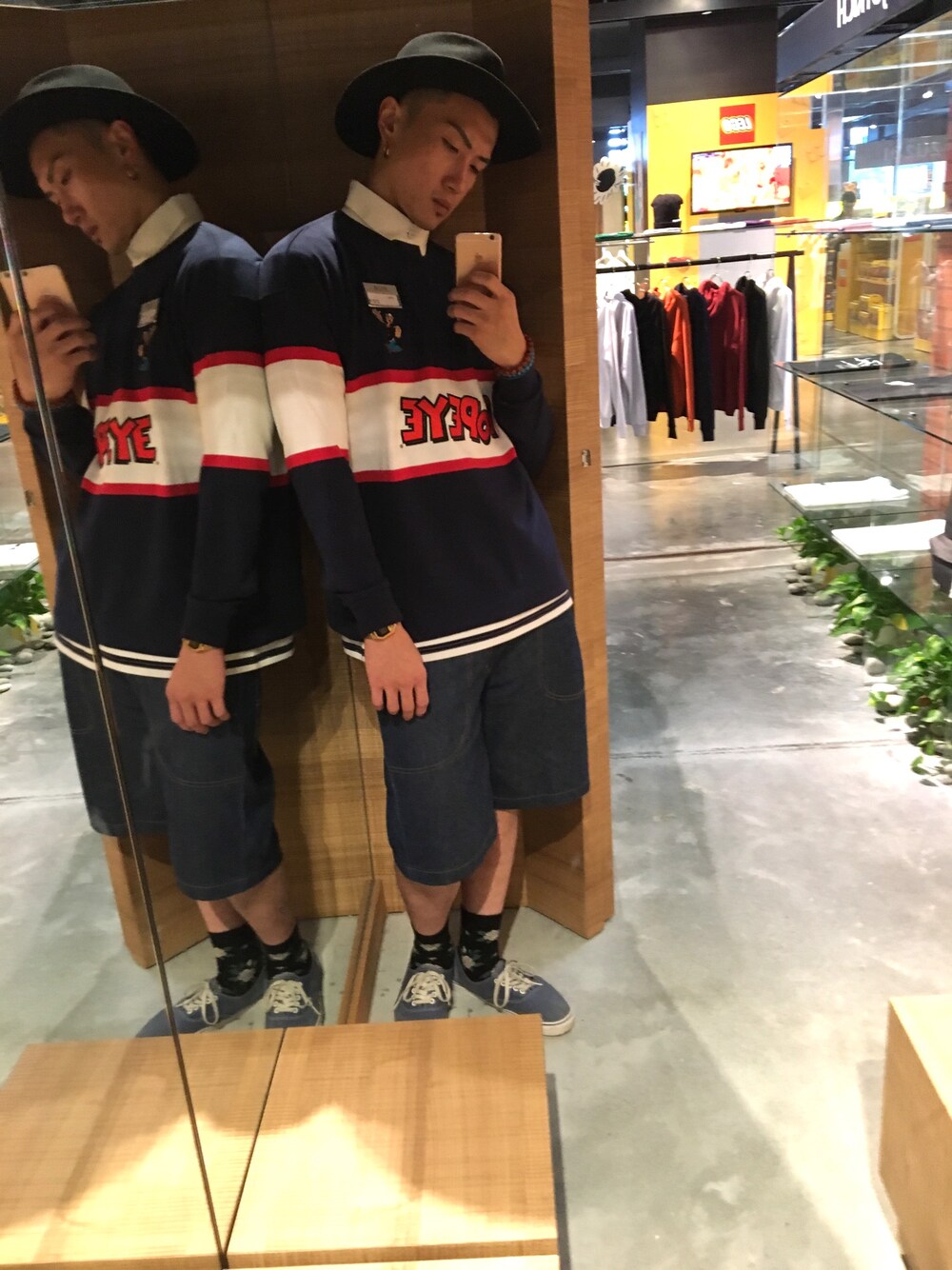 「streetstyle、JOYRICH、popeye、new、old school」｜「JOYRICHのアイテム（スウェット、その他）」を使った、張龍瑋さん（メンズ・177cm）の秋コーディネートの1枚目の写真
