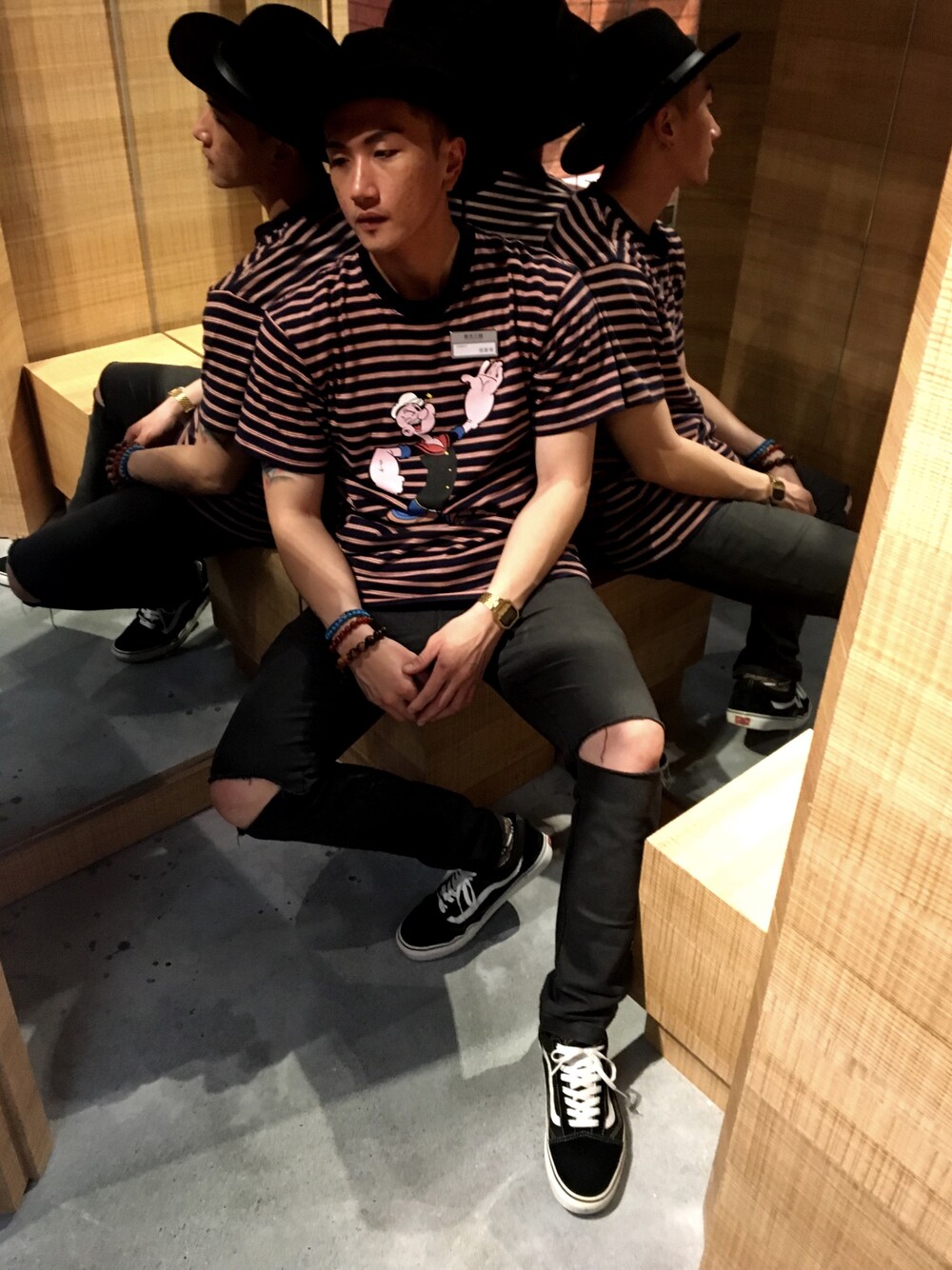 「streetstyle、JOYRICH、Joyrichxpopeye、Joyrichtainan、joyrichtaiwan」｜「JOYRICHのアイテム（Tシャツ/カットソー、ブラウン系）」を使った、張龍瑋さん（メンズ・177cm）の秋コーディネートの1枚目の写真