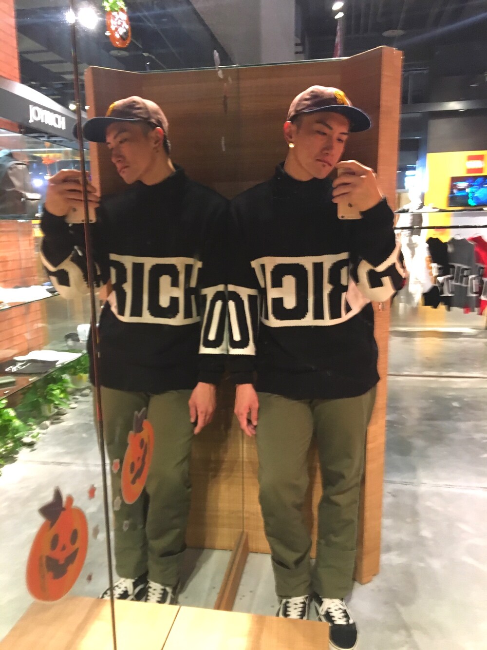「streetstyle、winter、JOYRICH、Taiwan、Tainan、company」｜「JOYRICHのアイテム（ニット/セーター、ブラック系）」を使った、張龍瑋さん（メンズ・177cm）の秋コーディネートの1枚目の写真