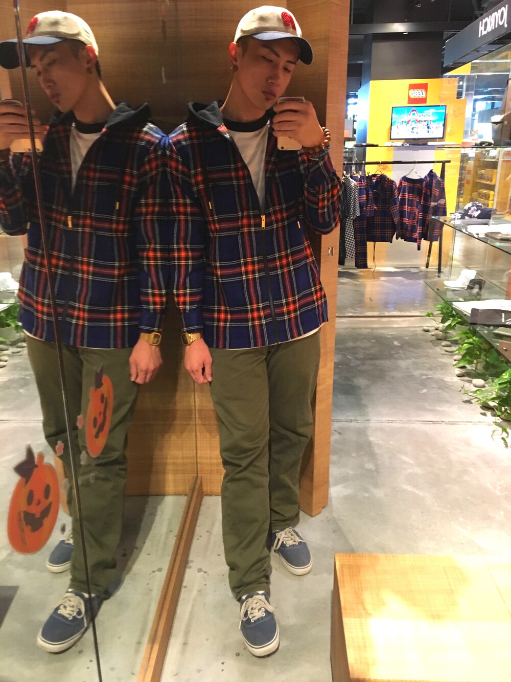 「streetstyle、JOYRICH、check、winter、Japan、Tainan」｜「JOYRICHのアイテム（ジャケット/アウター、その他）」を使った、張龍瑋さん（メンズ・177cm）の秋コーディネートの1枚目の写真