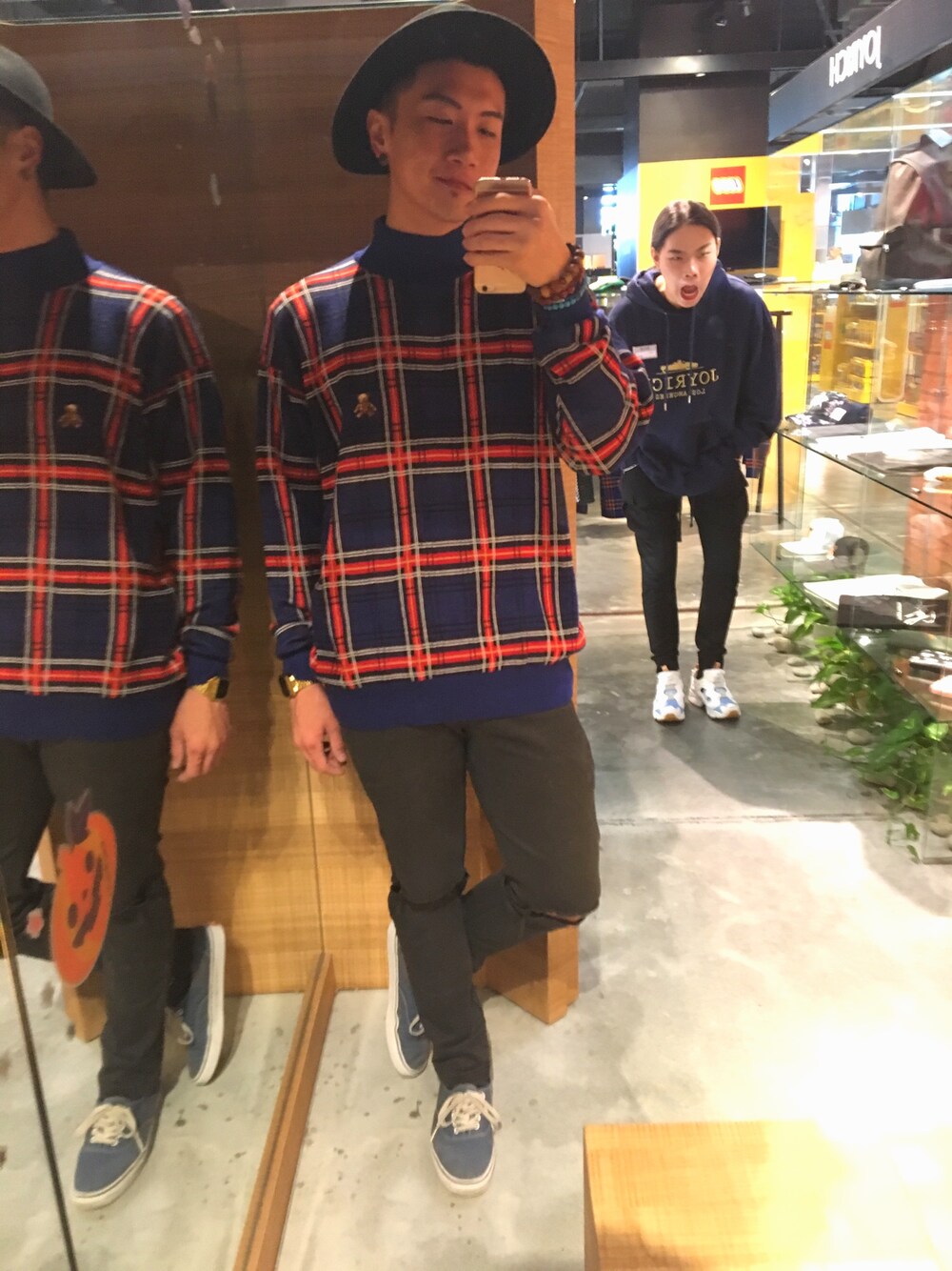 「streetstyle、JOYRICH、Taiwan、Japan、smile、Handsome、new、Los Angeles」｜「BRIXTONのアイテム（帽子、ブラック系）」を使った、張龍瑋さん（メンズ・177cm）の秋コーディネートの1枚目の写真