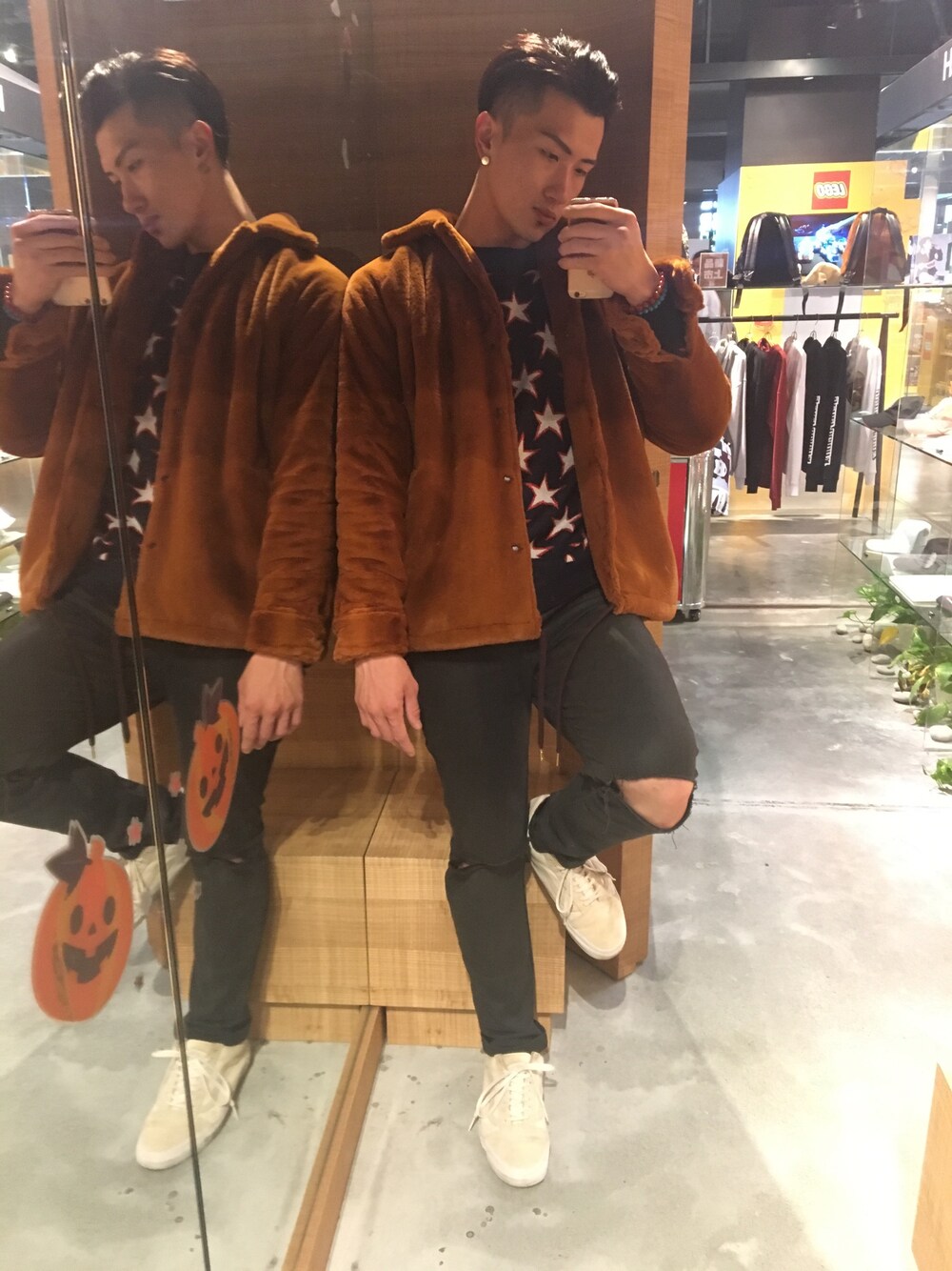「streetstyle、sweater、JOYRICH、Taiwan、Japan、newarrival」｜「JOYRICHのアイテム（ジャケット/アウター、ブラウン系）」を使った、張龍瑋さん（メンズ・177cm）の秋コーディネートの1枚目の写真
