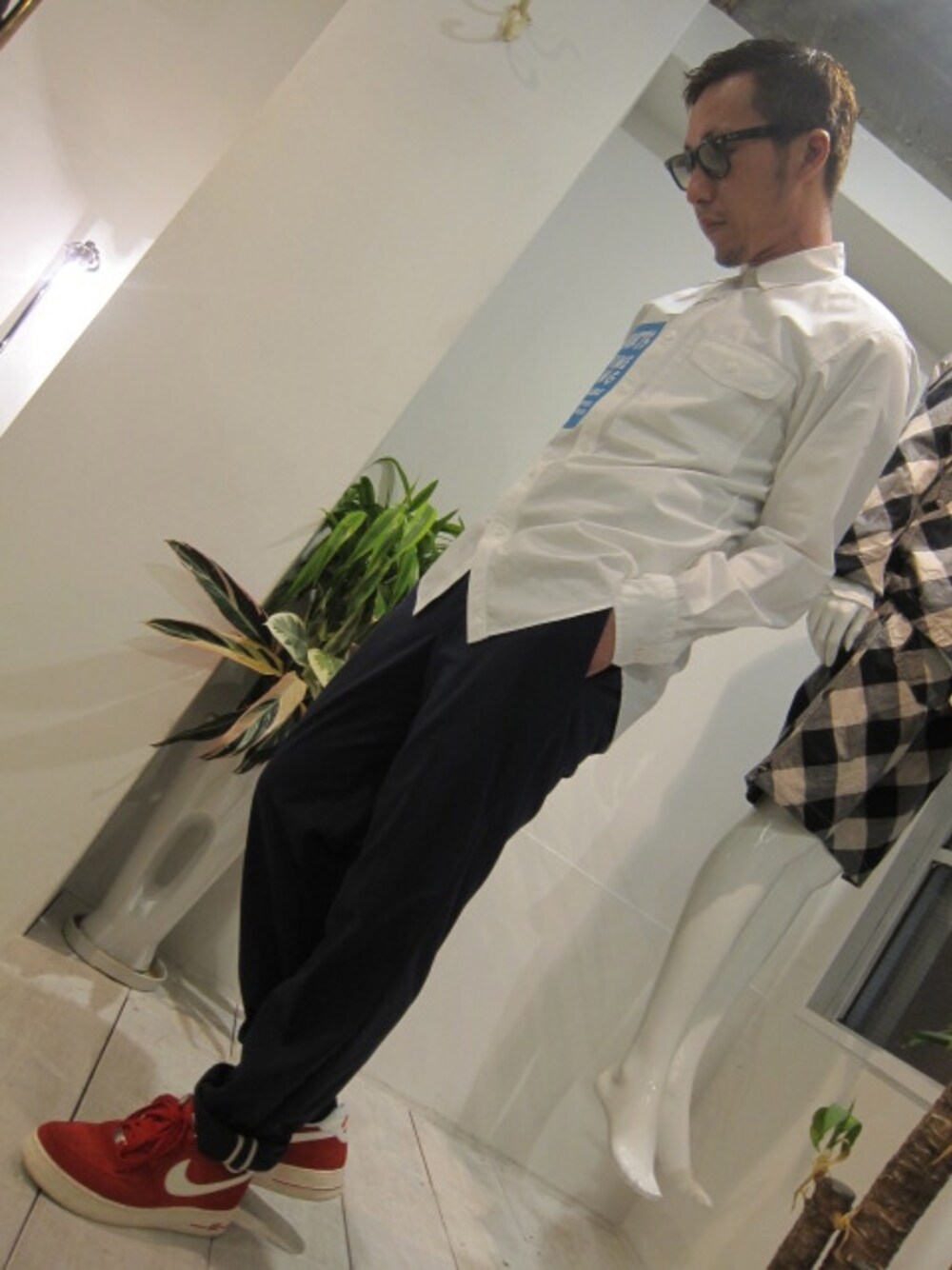 「soe shirts、シャツスタイル」｜「soe shirtsのブロードクロスシャツ（シャツ/ブラウス、ホワイト系）」を使った、UNREALREALCLOTHESさん（メンズ・170cm）の冬コーディネートの1枚目の写真