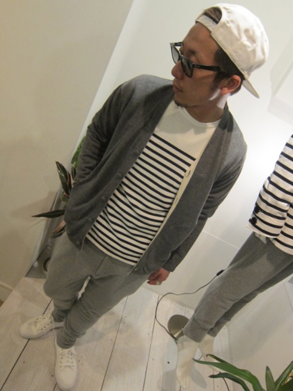 「スキニー、ストリート」｜「soeのCOTTON CARDIGAN（カーディガン/ボレロ、グレー系）」を使った、UNREALREALCLOTHESさん（メンズ・170cm）の春コーディネートの1枚目の写真