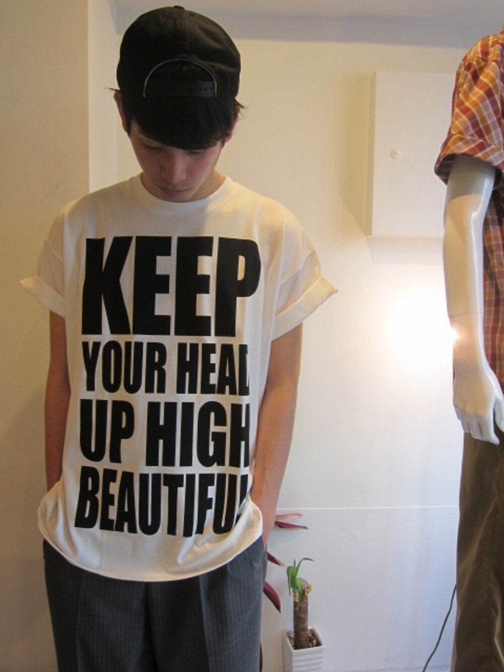 「 白シャツ、BLACK&BLUE、キャラT、NEW ERA」｜「BLACK&BLUEのプリントTEE（Tシャツ/カットソー、ホワイト系）」を使った、UNREALREALCLOTHESさん（メンズ・170cm）の春コーディネートの1枚目の写真
