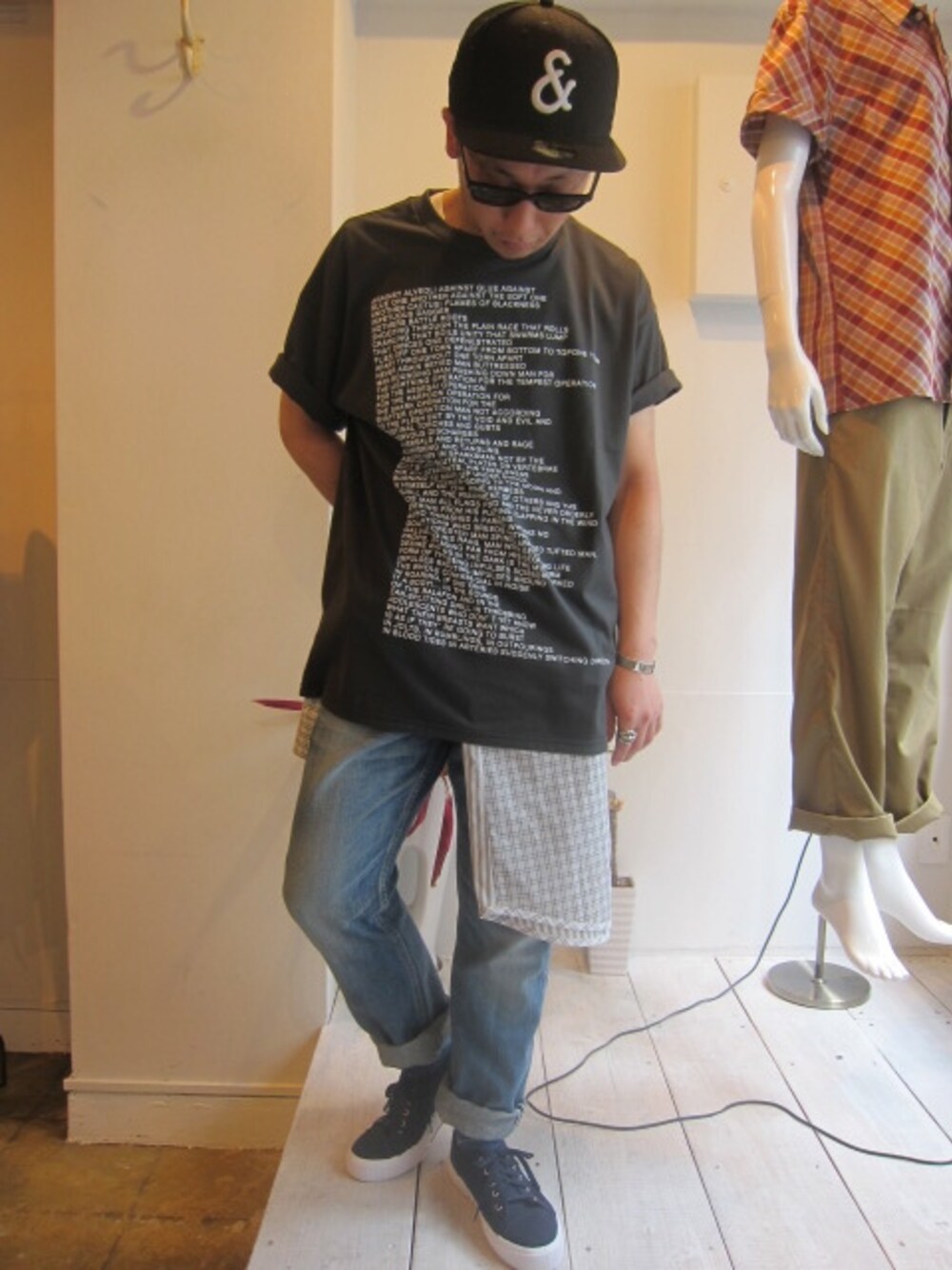 「BLACK&BLUE、スケータースタイル、ギンガムチェックシャツ、NEW ERA」｜「BLACK&BLUEのプリントビックTEE（Tシャツ/カットソー、ブラック系）」を使った、UNREALREALCLOTHESさん（メンズ・170cm）の春コーディネートの1枚目の写真
