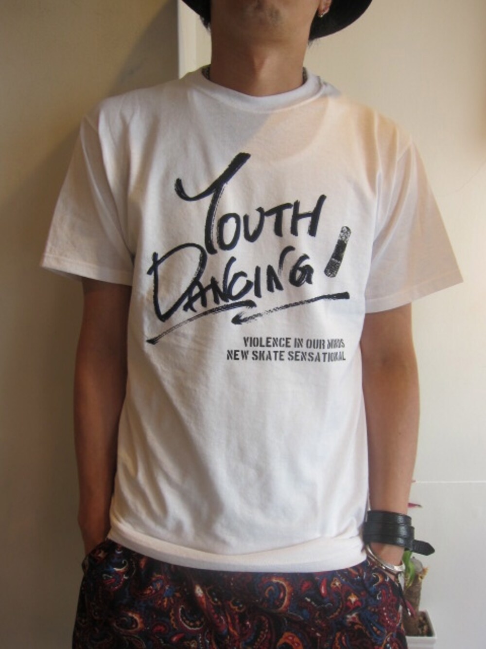 「ホワイト、Tシャツ、soe、プリントT」｜「soeのNEW SCHOOL カットソー（Tシャツ/カットソー、ホワイト系）」を使った、UNREALREALCLOTHESさん（メンズ・180cm）の夏コーディネートの1枚目の写真