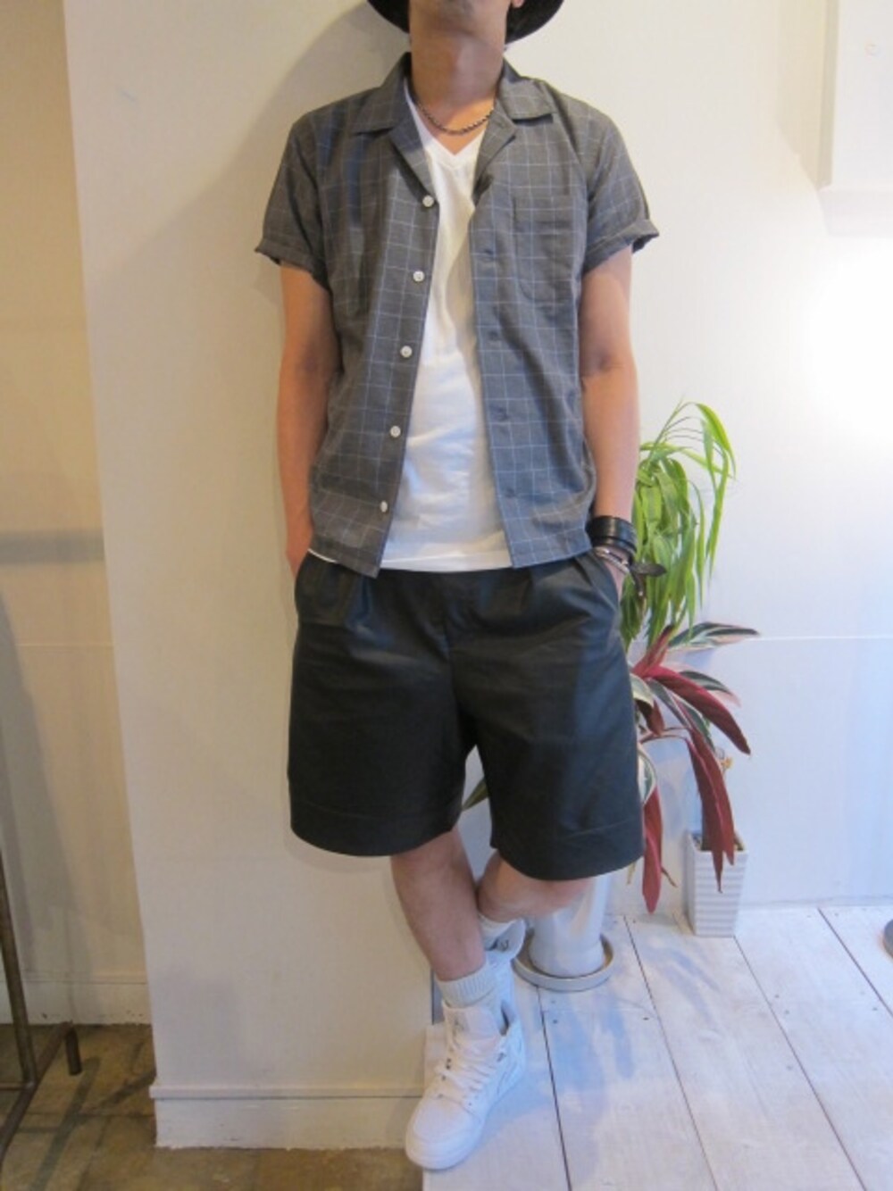 「 ＮＩＫＥ、Chrome Hearts、THREE BLIND MICE 、BLACK&BLUE、AIR JORDAN、 innovation:reform、 UNREAL REAL CLOTHES」｜「BLACK&BLUEのオープンカラーS/S シャツ（シャツ/ブラウス、グレー系）」を使った、UNREALREALCLOTHESさん（メンズ・182cm）の夏コーディネートの1枚目の写真