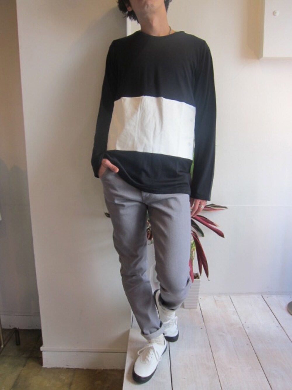 「 グレー、ロング丈、.efilevol、 ブラック、THREE BLIND MICE 、スキニーデニム、部屋撮り」｜「.efiLevolのChange Over Long CutSew（ニット/セーター、ブラック系）」を使った、UNREALREALCLOTHESさん（メンズ・180cm）の夏コーディネートの1枚目の写真