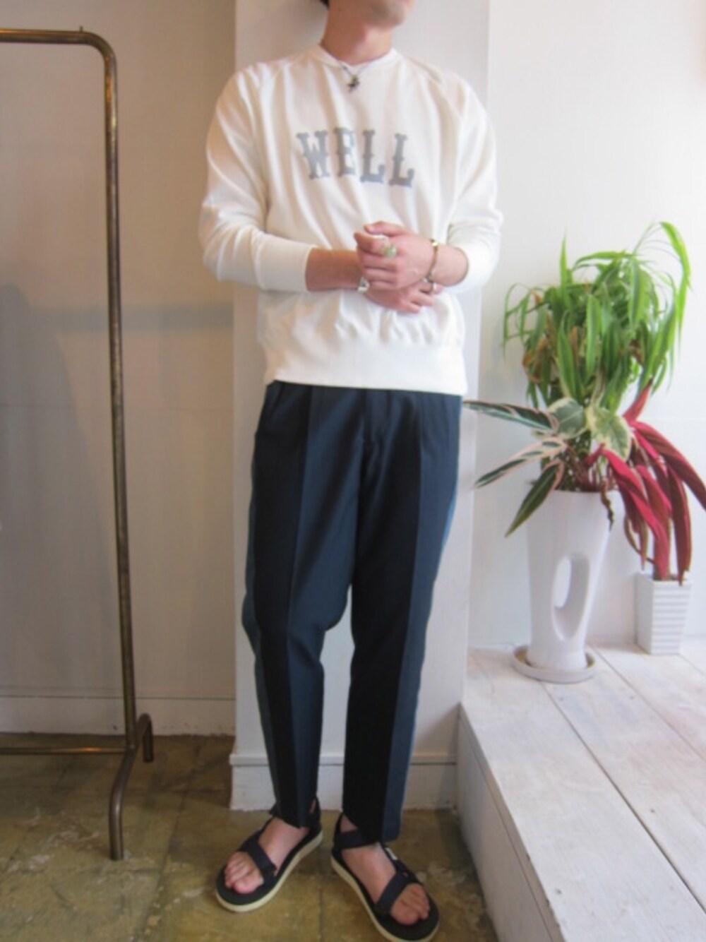 「ホワイト、スラックス、スエット、サンダル、soe、.efilevol、suicoke、部屋撮り」｜「soeのSUMMER　CREW　NECK　SWEAT（スウェット、ホワイト系）」を使った、UNREALREALCLOTHESさん（メンズ・180cm）の夏コーディネートの1枚目の写真