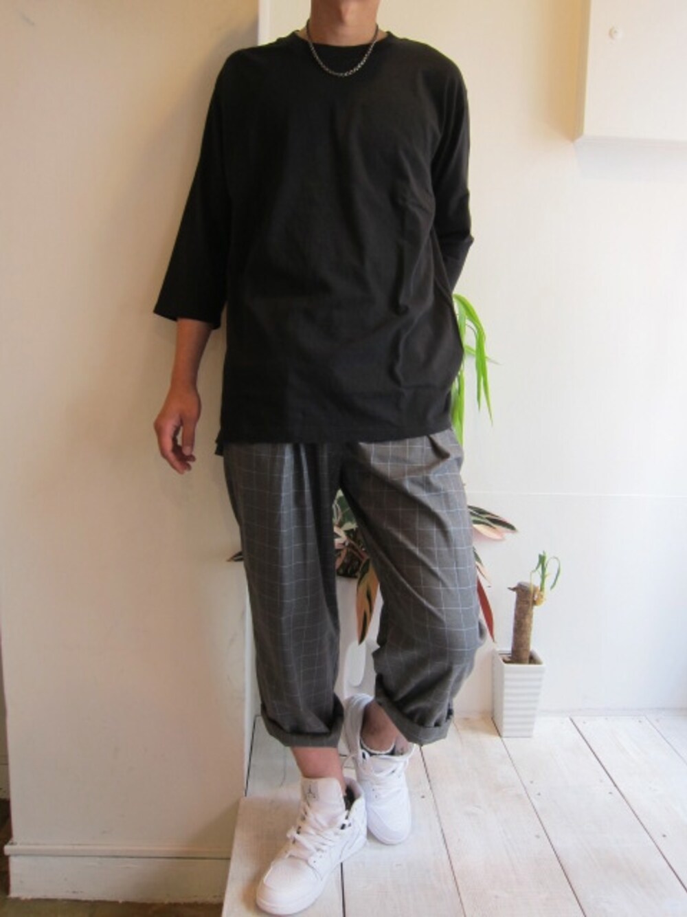 「シンプル、ブラック、チェックパンツ、BLACK&BLUE、足長効果、誰かの真似スタイル」｜「BLACK&BLUEのシャツ地ワイド2タックパンツ（その他パンツ、グレー系）」を使った、UNREALREALCLOTHESさん（メンズ・180cm）の夏コーディネートの1枚目の写真