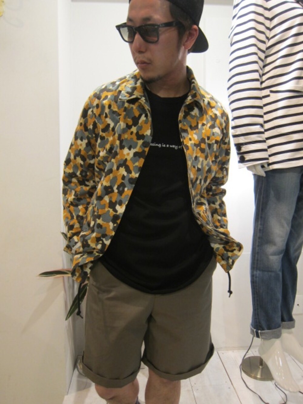 「ブラック、ベージュ、ショートパンツ、迷彩、白ソックス、BLACK&BLUE、足長効果、 VAINL ARCHIVE、部屋撮り」｜「VAINL ARCHIVEのOS-JKT（カバーオール、その他）」を使った、UNREALREALCLOTHESさん（メンズ・170cm）の夏コーディネートの1枚目の写真