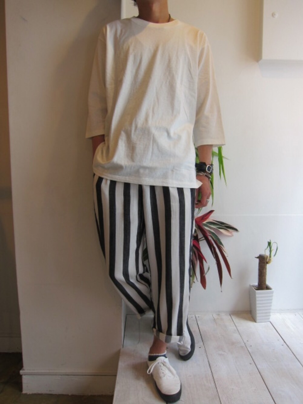 「スニーカー、ホワイト、ストライプ、白ソックス、THREE BLIND MICE 、VAINAL ARCHIVE、白Tシャツ、足長効果、部屋撮り」｜「VAINL ARCHIVEのTLE（Tシャツ/カットソー、ホワイト系）」を使った、UNREALREALCLOTHESさん（メンズ・180cm）の夏コーディネートの1枚目の写真