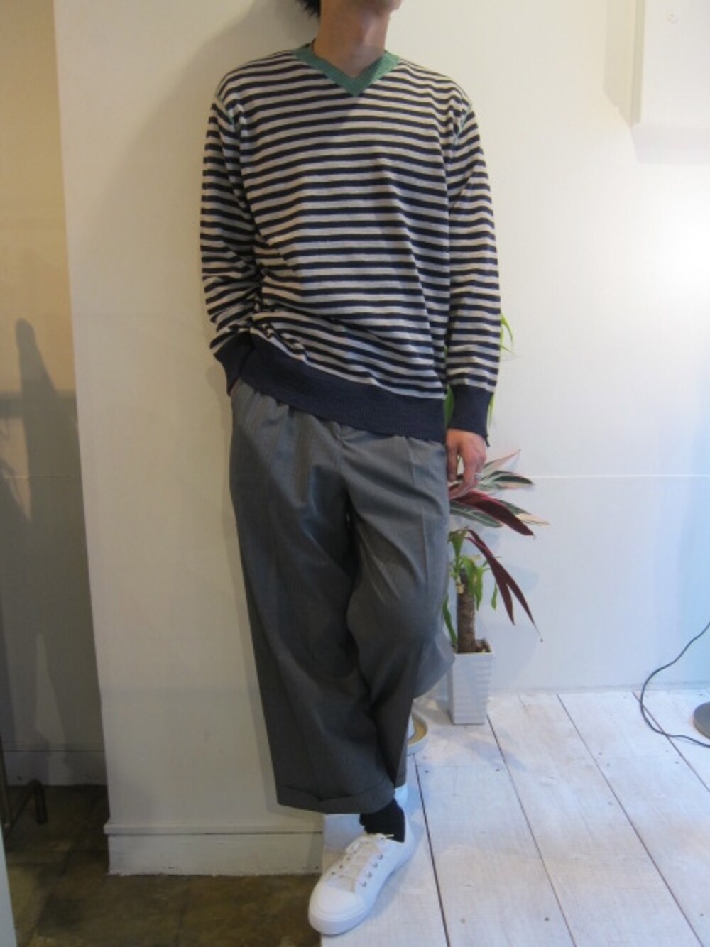 「スニーカー、ボーダー、ワイドパンツ、 グレー、白ソックス、THREE BLIND MICE 、BLACK&BLUE」｜「BLACK&BLUEの12G　配色Vネックニット（ニット/セーター、グリーン系）」を使った、UNREALREALCLOTHESさん（メンズ・180cm）の夏コーディネートの1枚目の写真