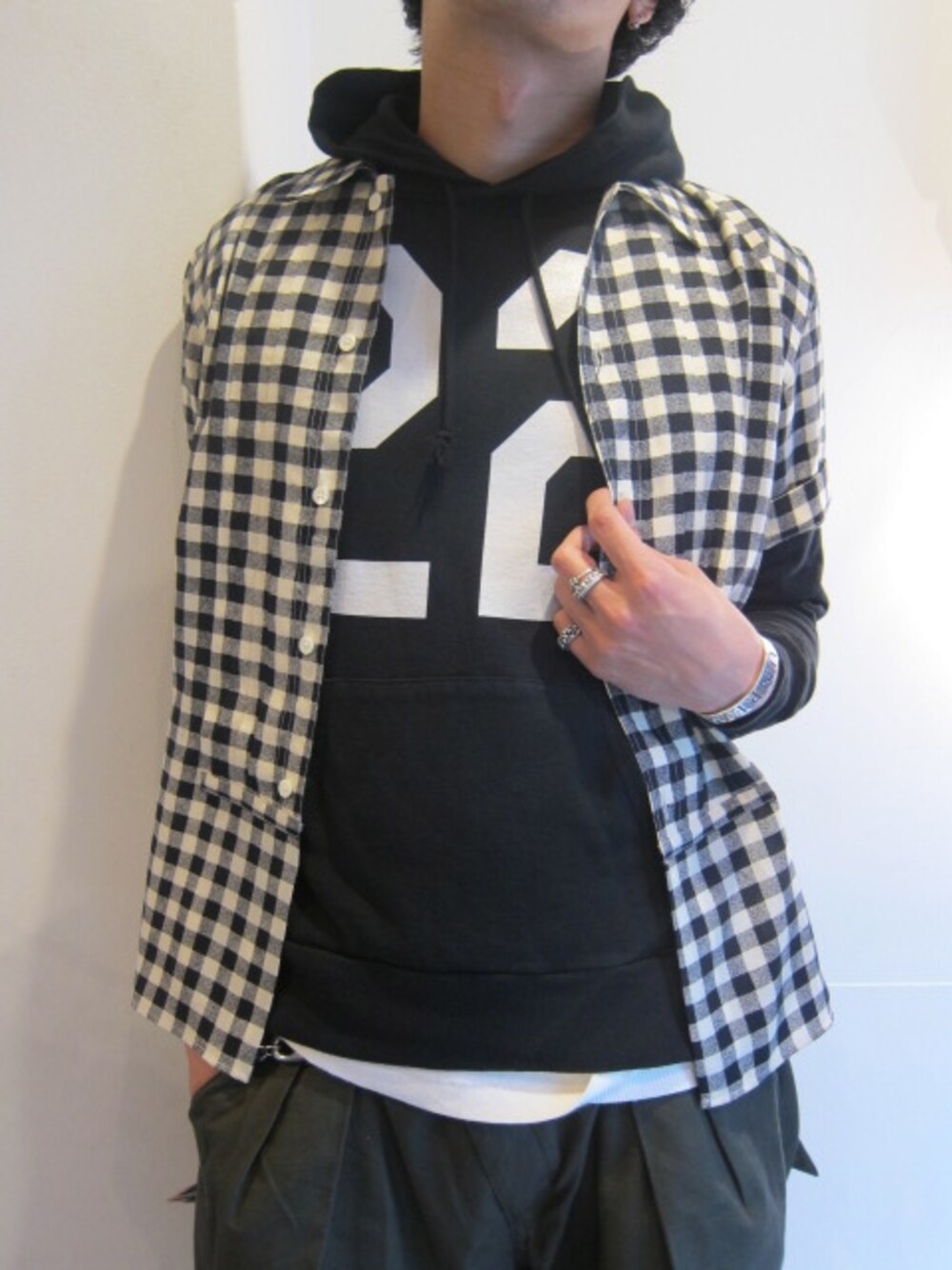 「チェックシャツ、オールブラック、soe shirts、ギンガムチェック、VAINAL ARCHIVE、イラストT、 アンクレット」｜「soe shirtsのGINGHAM CHECK BROAD CLOTH HALF SLEEVE SHIRT WITH PLEATS（シャツ/ブラウス）」を使った、UNREALREALCLOTHESさん（メンズ・180cm）の夏コーディネートの1枚目の写真