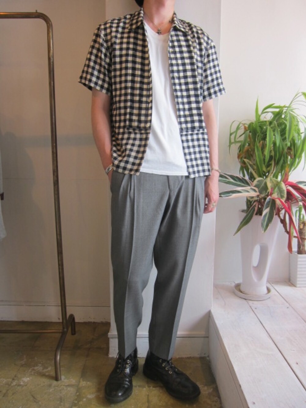 「グレー、スラックス、soe shirts、ギンガムチェック、THREE BLIND MICE 、白Tシャツ、 アンクレット」｜「soe shirtsのGINGHAM CHECK BROAD CLOTH HALF SLEEVE SHIRT WITH PLEATS（シャツ/ブラウス）」を使った、UNREALREALCLOTHESさん（メンズ・180cm）の夏コーディネートの1枚目の写真