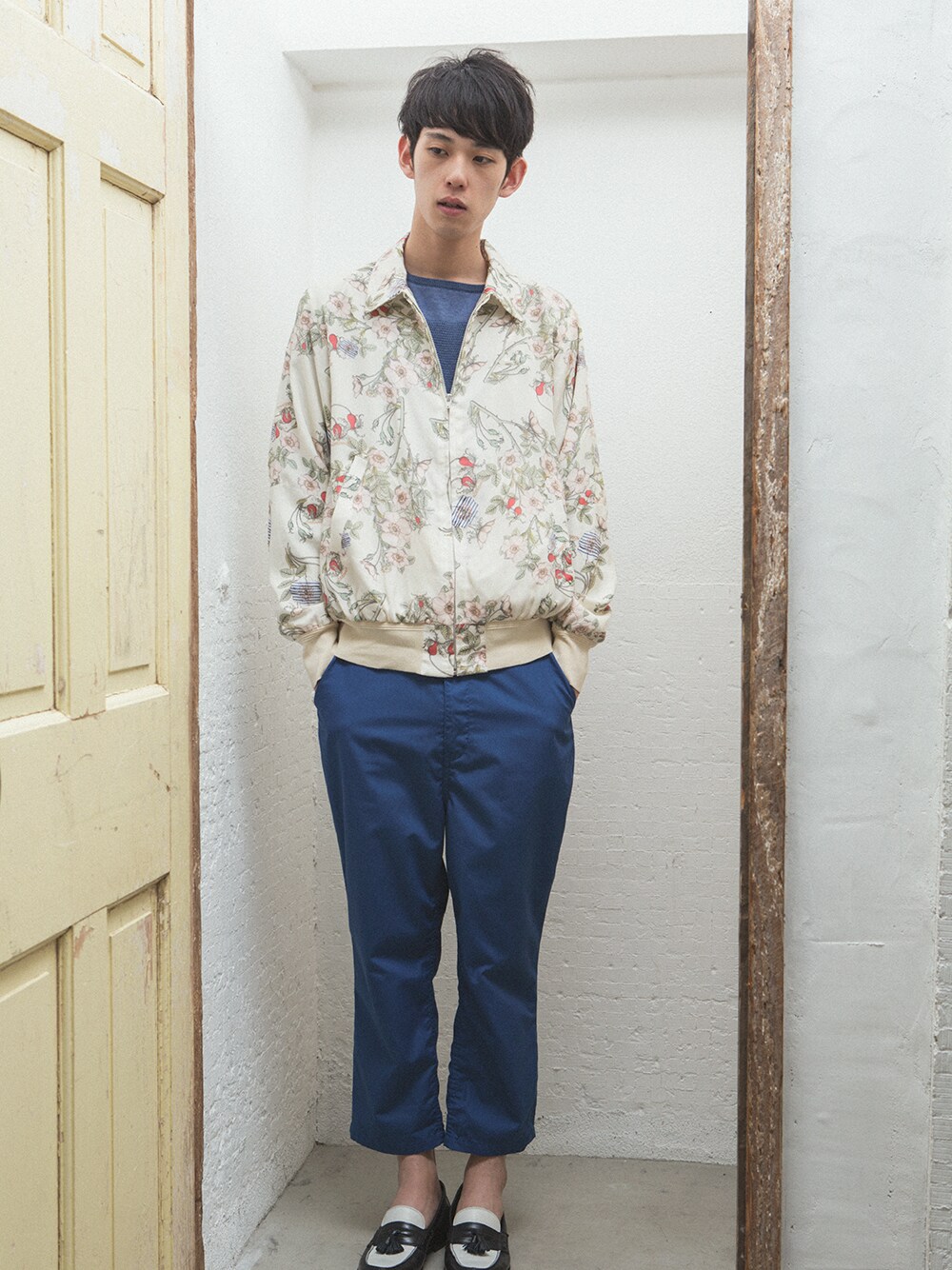 「.efilevol、金髪、 花柄、 白」｜「.efiLevolのFlower　Patterns　Blouson（ブルゾン、ホワイト系）」を使った、UNREALREALCLOTHESさん（メンズ・180cm）の夏コーディネートの1枚目の写真